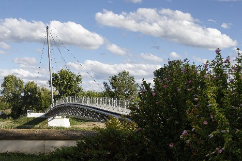 Ocelová lávka sv. Petra a Pavla pro pěší a cyklisty přes řeku Berounku v Radotíně 